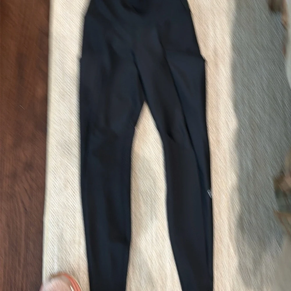 Alo Leggings. In great condition to workout with. - Picture 1 of 3